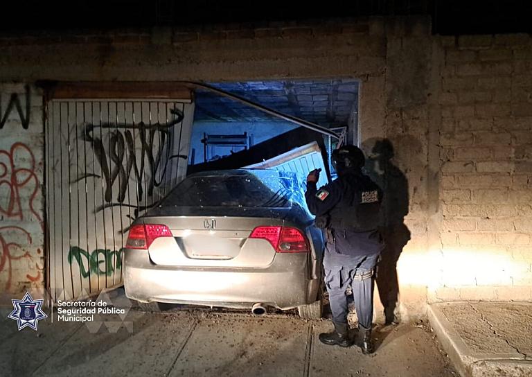 SE METE HASTA LA COCINA DE DOMICILIO CON SU AUTO
