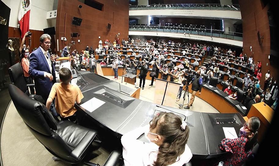 SENADO RECIBE A NIÑOS POR PRIMERA VEZ