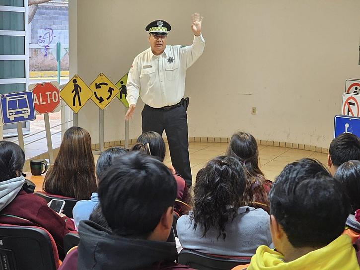 SENSIBILIZAN A ESTUDIANTES DEL CECYTEZ SOBRE IMPORTANCIA DE LA CULTURA VIAL 