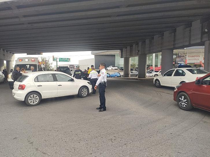 Se pasa el alto y atropella a policía de tránsito en Guadalupe 