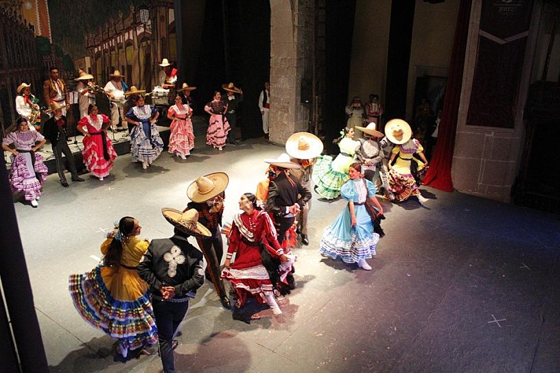 SE PRESENTA BALLET JEREZANO DEL INSTITUTO “CALMÉCAC” EN EL FESTIVAL  DEL FOLCLOR