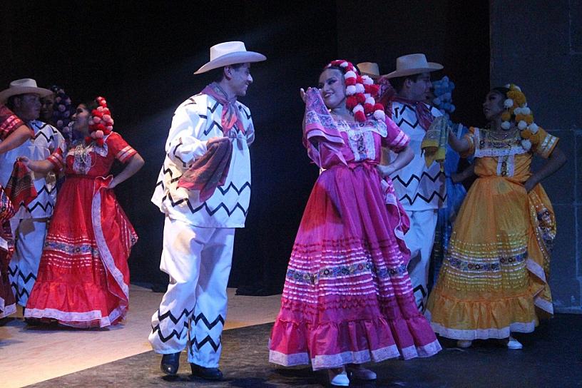 SE PRESENTA  COMPAÑÍA DE DANZA TELPOCHCALLI EN EL FESTIVAL NAVIDEÑO 2023