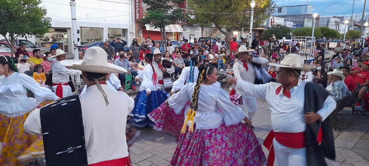 SE PRESENTAN LOS GRUPOS DE DANZA FOLCRÓRICA AGUANAVAL E IKAL -IKTAN