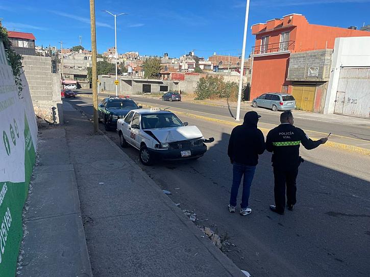Se queda sin frenos pipa de agua y provoca accidente en Zacatecas 