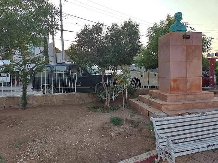 SE QUEDA SIN FRENOS Y CHOCA CONTRA EL JARDÍN MUNICIPAL DE TRANCOSO