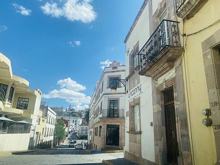 SE QUEJAN POR GASTO INNECESARIO DE LUZ