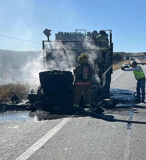 Se quema camión que transportaba tanques de oxígeno y acetileno