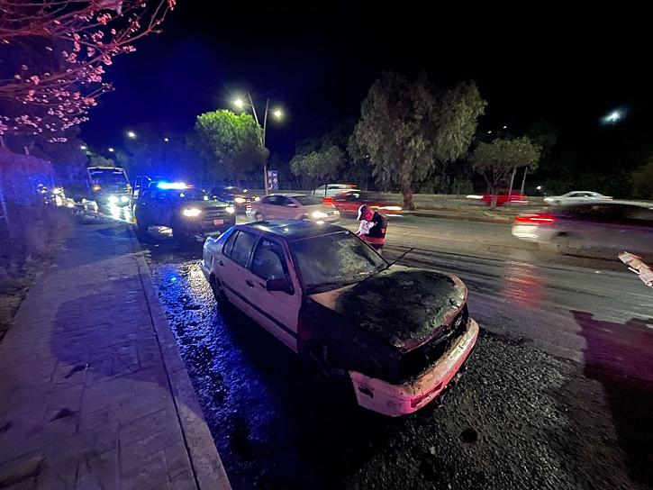 Se quema un Jetta en el bulevar López Portillo 
