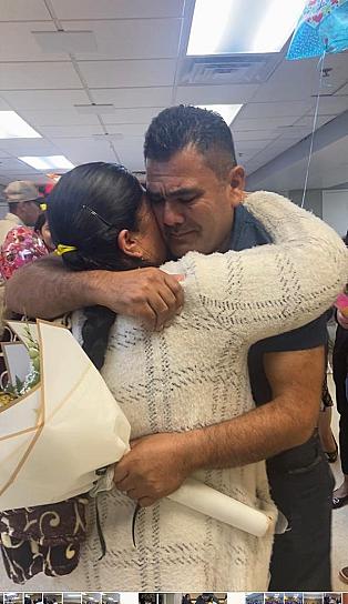 SE REENCUENTRAN CON SUS HIJOS MIGRANTES 49 ADULTOS MAYORES 