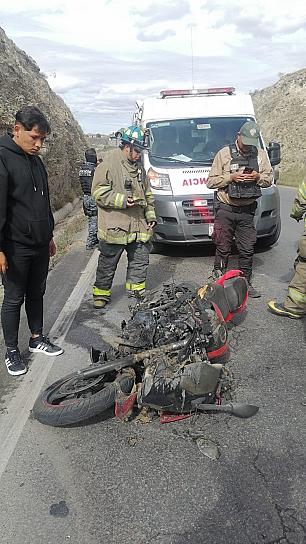 SE REGISTRA ACCIDENTE DE MOTO CON INCENDIO SOBRE LA FEDERAL 54 