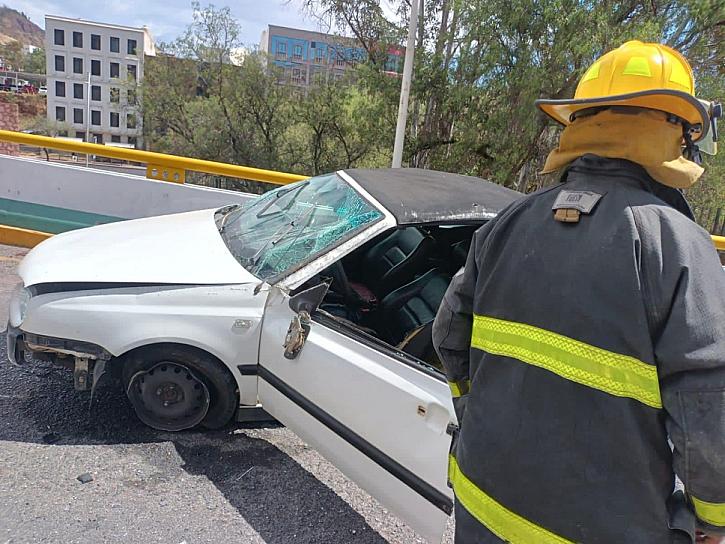SE REGISTRA ACCIDENTE SOBRE AVENIDA DEL CERRO DE LAS BOLSAS 