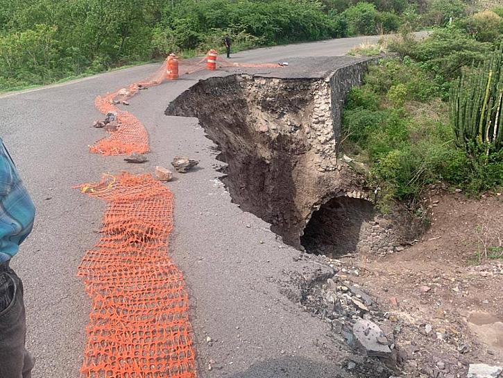 SE REGISTRA DESLAVE EN CARRETERA MEZQUITAL DEL ORO-MOYAHUA