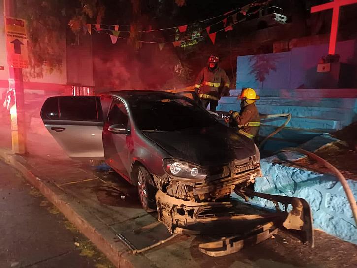 SE REGISTRA INCENDIO DE VEHÍCULO EN LA VIALIDAD ARROYO DE LA PLATA 