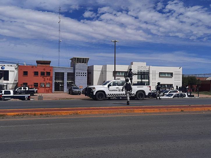 SE REGISTRA RIÑA EN EL CERERESO DE FRESNILLO Y BLOQUEOS POR TRASLADO DE REOS 