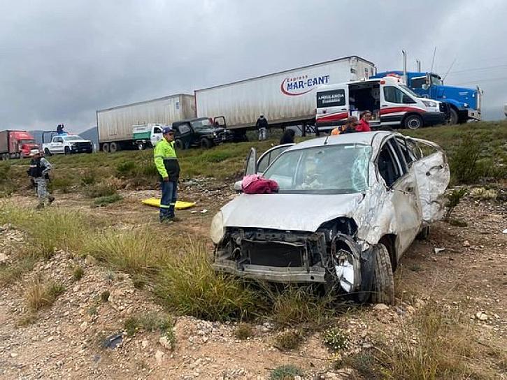 SE REGISTRA VOLCADURA EN LA CARRETERA ZACATECAS - SALTILLO; HAY UN NIÑO GRAVEMENTE HERIDO