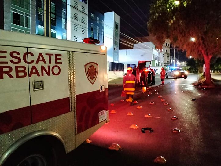 SE REGISTRA VOLCADURA SOBRE EJE METROPOLITANO; CONDUCTOR SE NIEGA A RECIBIR APOYO