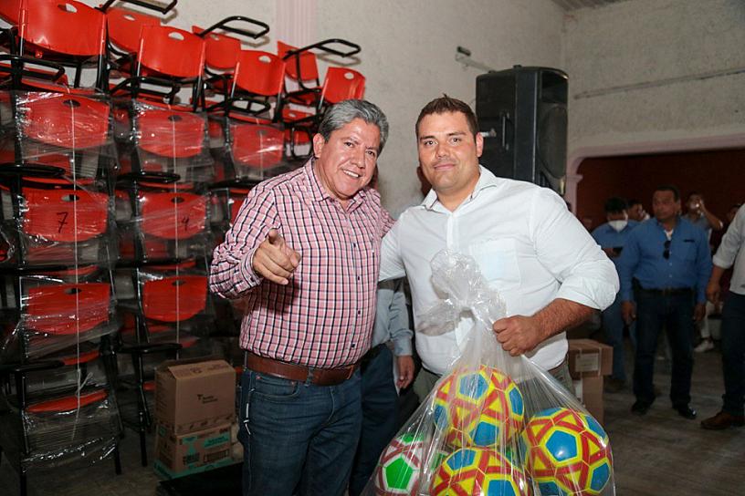 SE REÚNE GOBERNADOR CON MAESTROS DE MUNICIPIOS