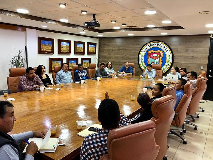 SE REÚNE MARIO CÓRDOVA CON DIRECTORES DE ESCUELAS