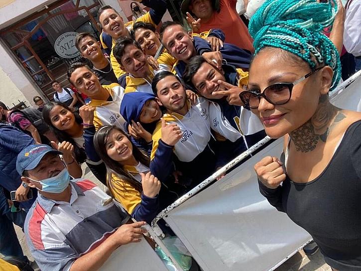 SE REÚNEN ESTUDIANTES DE LICUFIDE CON FIGURAS DEL BOXEO