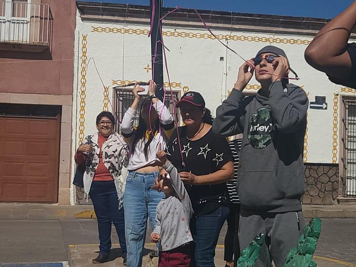 SE REÚNEN JEREZANOS PARA OBSERVAR EL ECLIPSE ANULAR SOLAR 