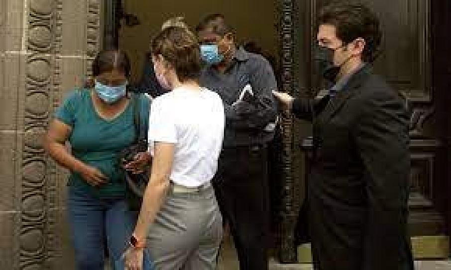  SE REÚNE SAMUEL GARCÍA CON PADRES DE DEBANHI ESCOBAR