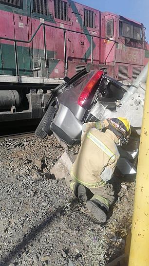 SE SALVAN DE MILAGRO; CONDUCTOR INTENTA GANARLE AL TREN Y SE LO LLEVA 