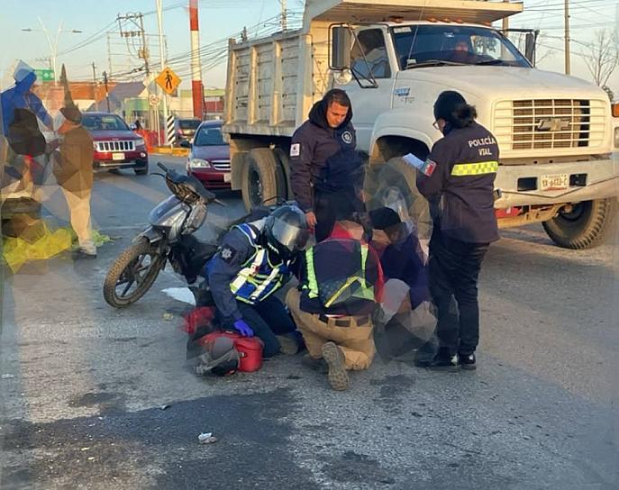 Acaba motociclista en el hospital tras chocar contra una camioneta en Zacatecas 