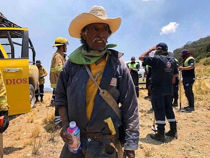 SE SUMAN HÉROES ANÓNIMOS A COMBATIR INCENDIO FORESTAL EN EL SEMIDESIERTO
