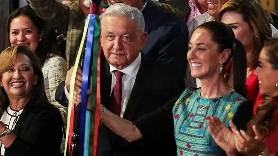 ACATARÁ AMLO ORDEN DEL INE DE BAJAR FOTO DE ENTREGA DE BASTÓN DE MANDO A SHEINBAUM