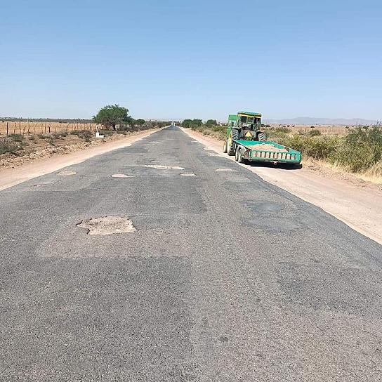 SE UNEN HABITANTES DE CASA BLANCA PARA TAPAR BACHES EN CARRETERA
