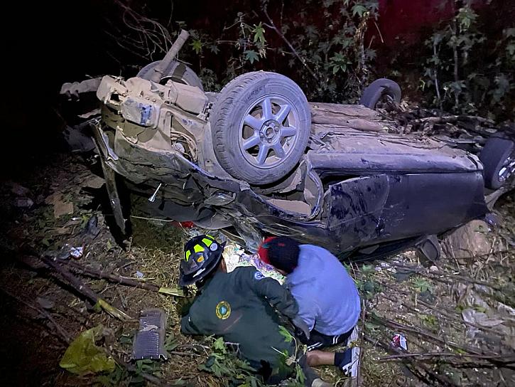 SE VA MUJER AL FONDO DE UN ARROYO TRAS VOLCAR SU AUTO