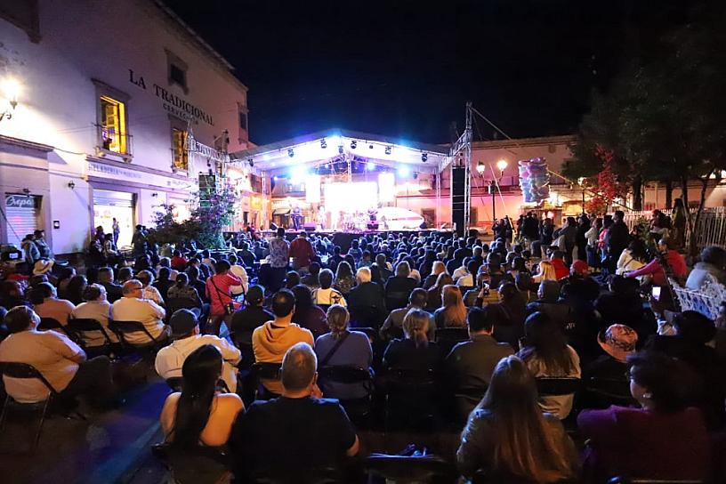 SE VIVE NOCHE DE ROMANTICISMO CON LOS BRÍOS 