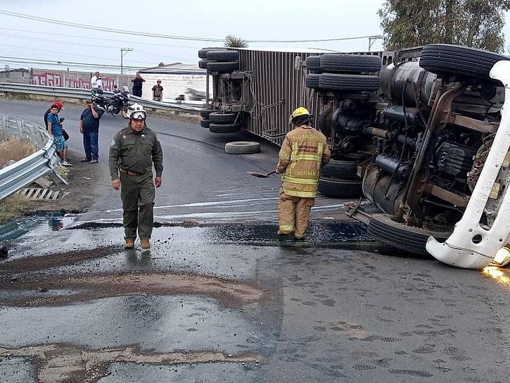 SE VOLTEA CAMIÓN QUE TRANSPORTABA LECHE