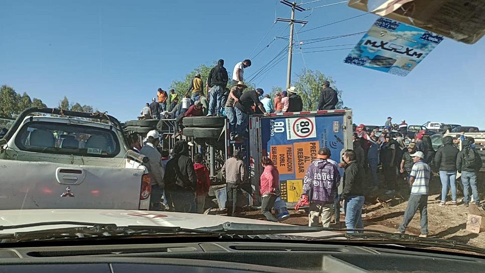 SE VUELCA CAMIÓN CON CHEVES Y DESATA RAPIÑA