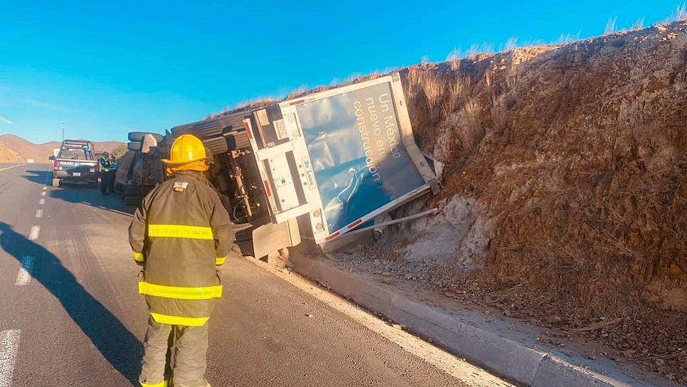 SE VUELCA CAMIÓN DE CARGA EN VETAGRANDE 