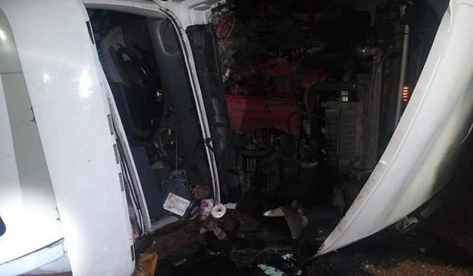 SE VUELCA CAMIÓN QUINTA RUEDA; CONDUCTOR ES LLEVADO AL HOSPITAL 