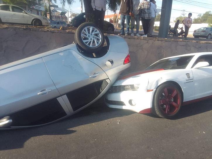 SE VUELCAN DOS VEHÍCULOS EN EL BULEVAR DE ZACATECAS