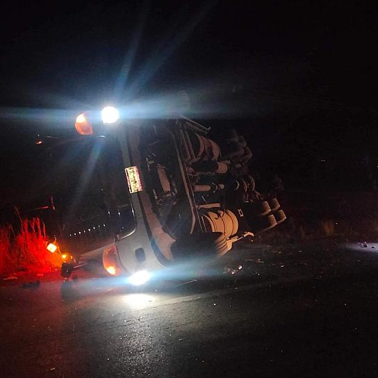 SE VUELCA TRACTO CAMIÓN SOBRE LA CARRETERA SLP - ZACATECAS