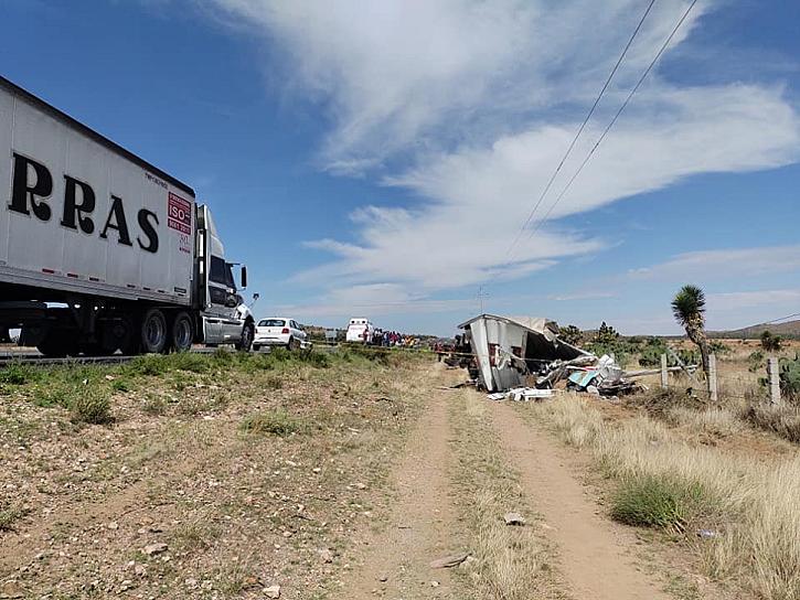 SE VUELCA TRAILER LUEGO DE TIRAR UN POSTE DE LUZ 