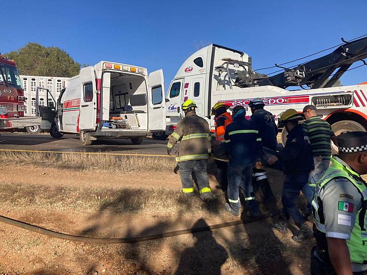 SE VUELCA TRAILER QUE TRANSPORTABA CEMENTO; HAY UN LESIONADO DE GRAVEDAD