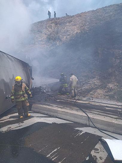 SE VUELCA TRÁILER EN LA CARRETERA 45
