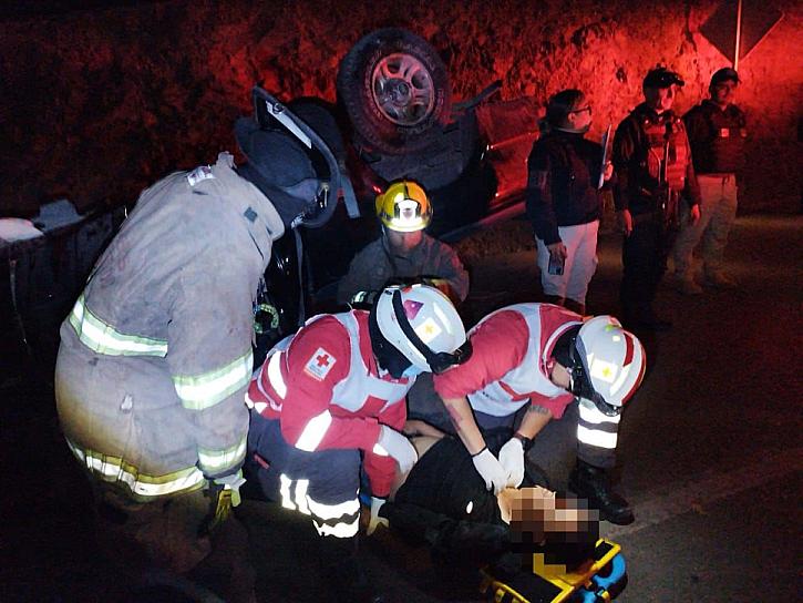 SE VUELCA UNA CAMIONETA; TRASLADAN A TRIPULANTES 