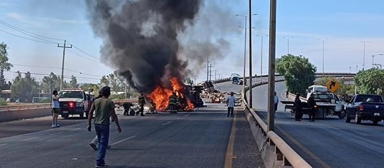 SE VUELVA E INCENDIA TRÁILER QUE TRANSPORTA CERVEZA; EL CHÓFER SALE GRAVEMENTE HERIDO