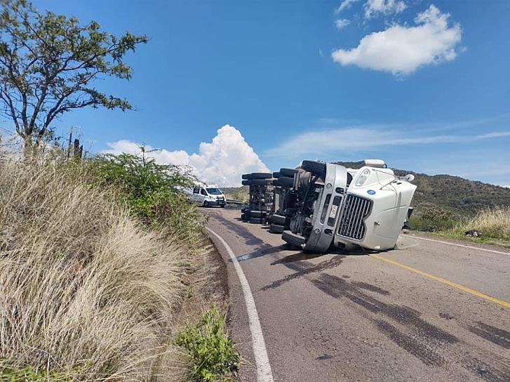 SE VUELCA TRAILER SOBRE LA CARRETERA FEDERAL 23 