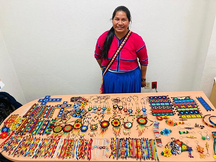 SIKIWIVIMA LÓPEZ, ARTESANA WIXÁRIKA