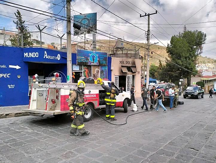 SE INCENDIA MR. POLLO EN AVENIDA QUEBRADILLA