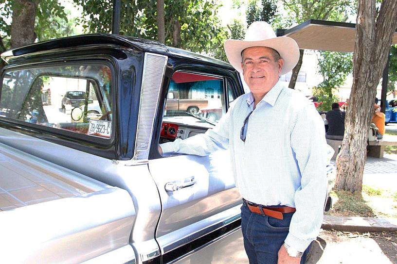 SOBRE RUEDAS, TRADICIONAL DESFILE DE AUTOS ANTIGUOS DE JEREZ