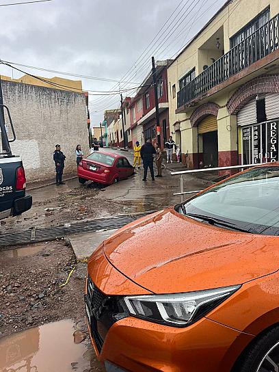 SOCAVÓN SE 'TRAGA' UN AUTO EN GUADALUPE