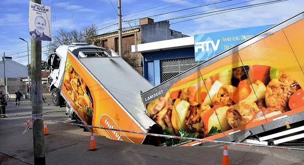 SOCAVÓN SE TRAGA UN CAMIÓN CARGADO DE POLLOS