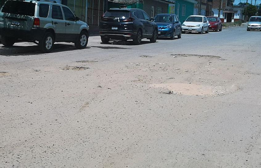 SOLICITAN FRESNILLENSES PAVIMENTACIÓN EN LA CALLE GHANDI 